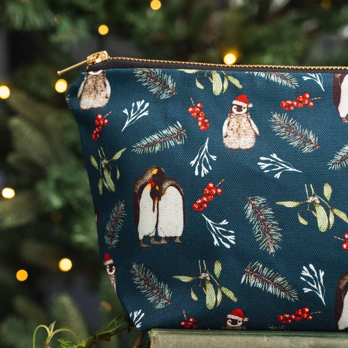 Christmas Penguins (Noir) Washbag